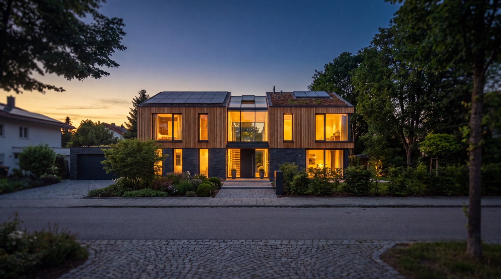 KfW 55 gefördertes Effizienzhaus 55 als Neubau in München bei Abendlicht