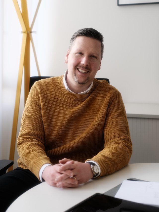 Markus Jakobides, Baufinanzierungsberater, in seinem Büro